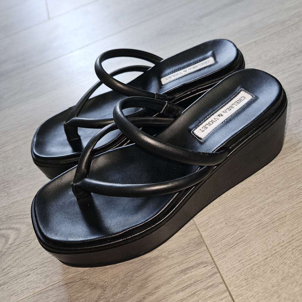 Chelsea & Violet Black Platform Shoes with Sleek Design